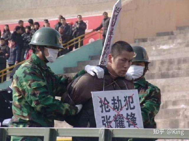 有的是枪毙头,打的脑浆迸裂,打心脏的死的慢,但是看上去不太血腥一点.