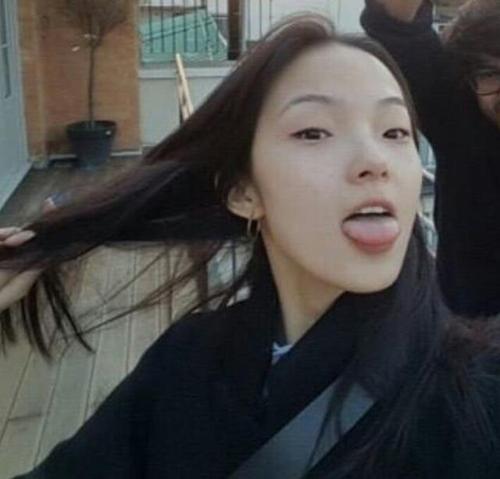 抓到雎晓雯的照片那十有八九是素颜的,而且表情是极夸张搞笑的,吐舌头