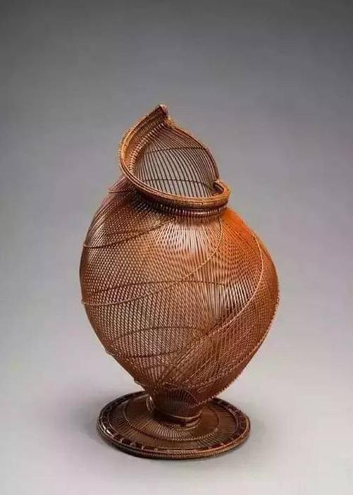 展出的日本各个时期的多位竹编大师的艺术作品