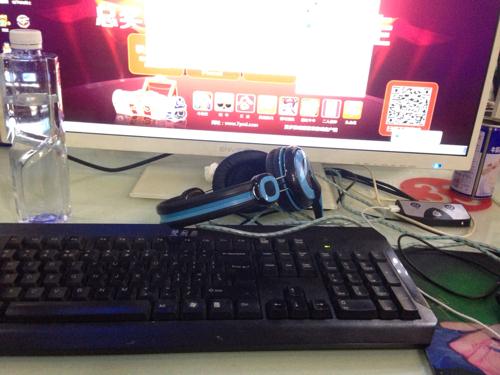 去网吧上网,现在电脑怎么都没有主机只有这个,这种电脑叫什么,哪里