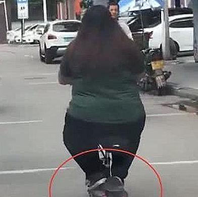 原创200斤胖女孩火了,骑电瓶车上班引发热议,网友:铁打的电瓶车!