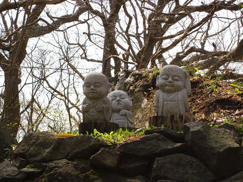 路边为何出现大量戴着红围嘴的石像?解读日本地藏之谜