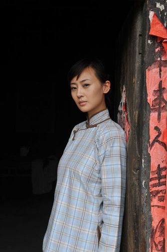 大女儿青田惠子(万妮恩饰)