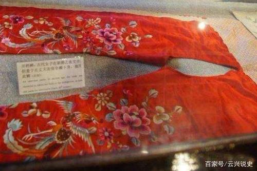 汉灵帝有多荒唐?为宫女发明开裆裤,让狗上早朝当"狗官"
