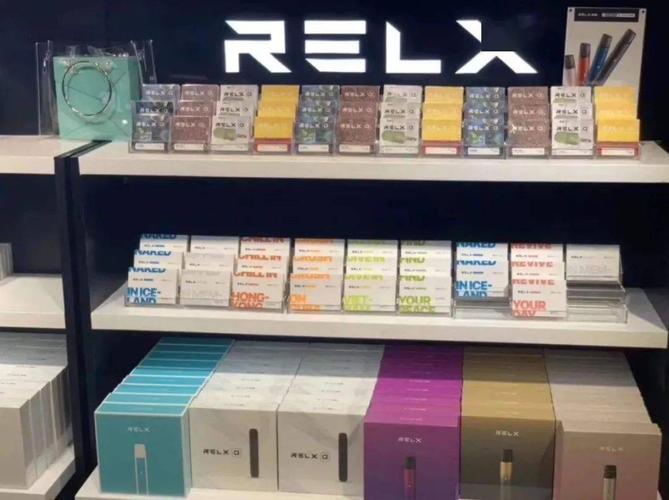 执法人员在检查深圳南山天利名城二楼的悦刻电子烟门店时发现,店内有