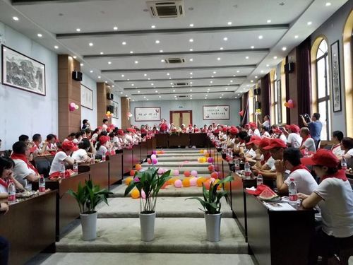 五彩缤纷的气球,绚丽多姿的鲜花,变幻多姿的led灯光,把会议室装点得