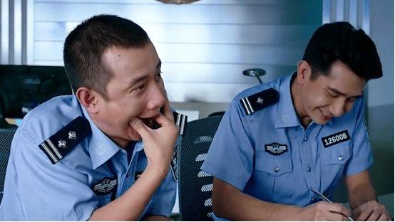 也给大家留下了很多经典的名场面,比如邓超去报案说自己见到美人鱼,那