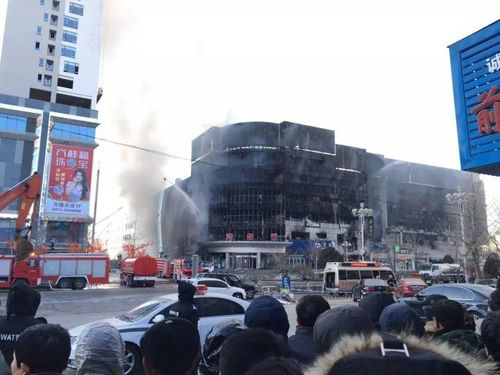 辽宁鲅鱼圈区商业大厦发生火灾 暂无人员伤亡