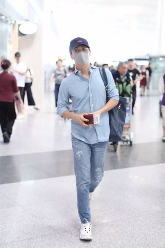 海报街拍| 男明星穿搭风格各不相同,炎炎夏季给你穿搭