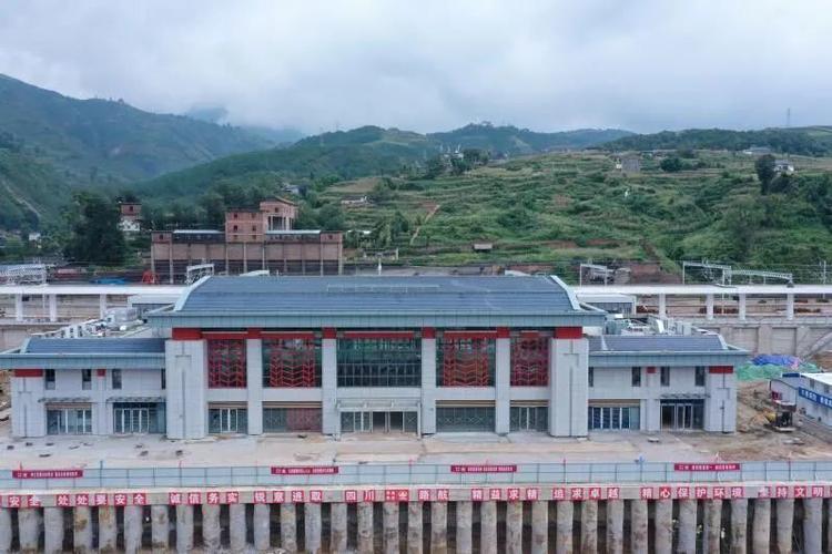 成昆铁路冕宁站改造完成新场及相关设备开通投用