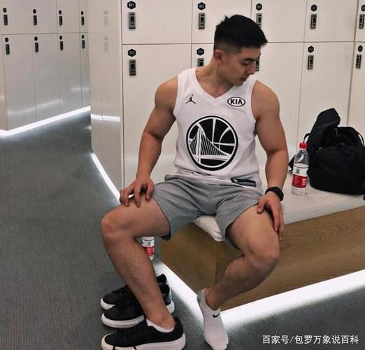 体育生:白袜,腹肌,公狗腰成标配