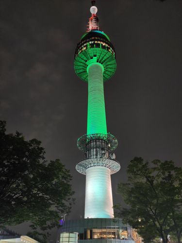 终于清楚看到韩国的标志性建筑——首尔塔,上面有人办公的,而且有个