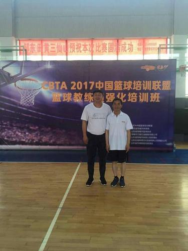 泰安一中篮球队主教练王海涛和中国画圆战术创始人李晓波老师在一起
