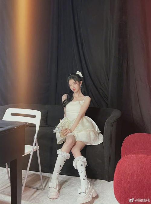 鞠婧祎这身材也太好了吧,黑色裙子真辣啊,这身材太让人羡慕了