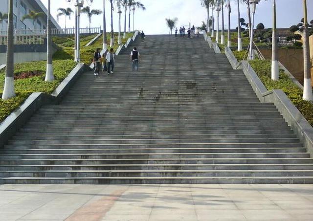 虽然攀枝花大学是一所二本院校,但是距离四川的经济中心和政治中心