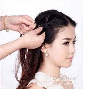 > 美发 1 1,我们在盘这一个新娘戴皇冠盘发之前要从两边开始抓头发 2