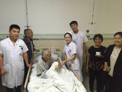 界首市中医院骨二科医护人员与患者及家属共度中秋佳节