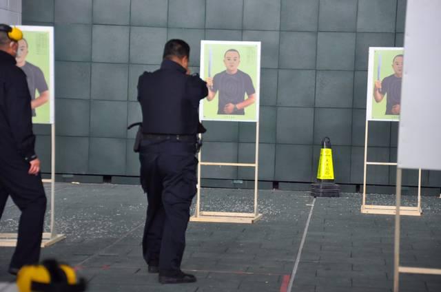 比赛时,在一阵"噼啪"的枪响声中,分局党委副书记,政委李建峰,党委委员