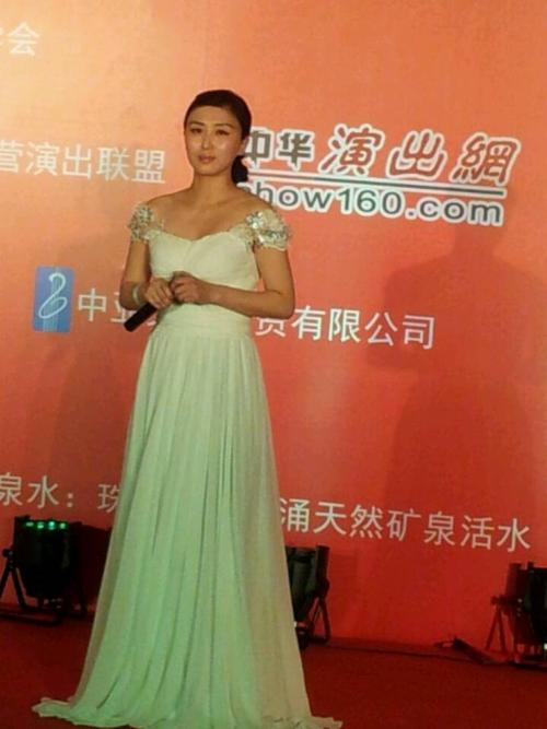 民歌新秀张美晨演艺洽谈中
