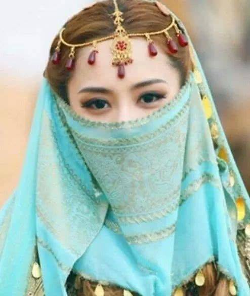 杨颖扮西域美人选了件绿色为主黄色点缀的服装,披着黄色头巾戴着黄色