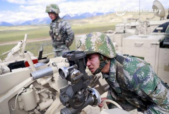 解放军山地炮兵实弹射击 122毫米卡车炮亮眼
