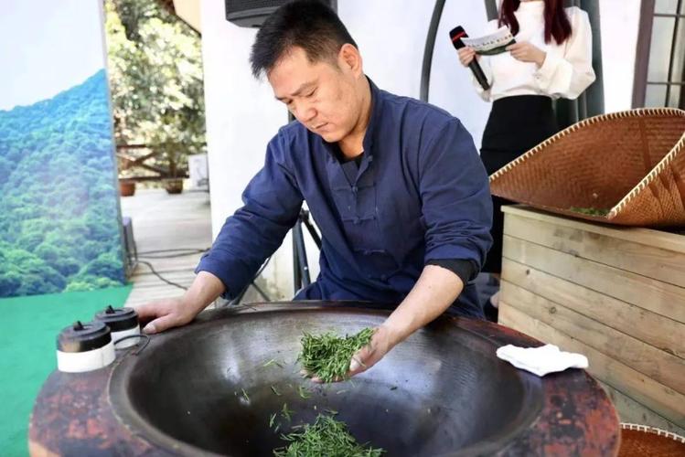 名胜区大师工作室的负责人唐小军为大家展示炒茶技艺