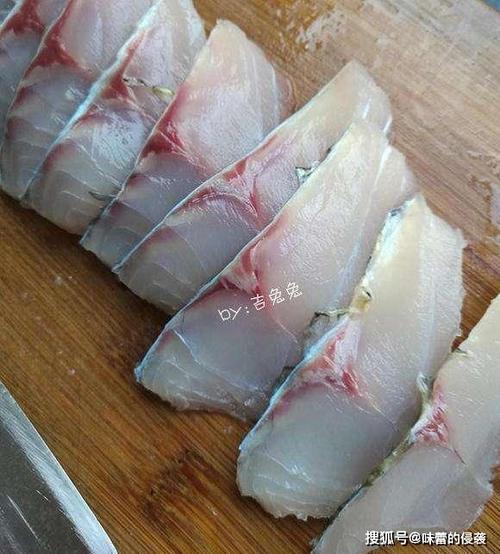 2,把鱼洗干净,开膛破肚,兔兔第一次杀鱼,感觉也不是很难,就是费时间了