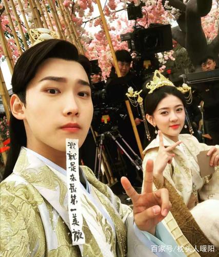 《双世宠妃2》罕见幕后照:坦诚夫妇变狗仔,八王爷自封"第一美颜"
