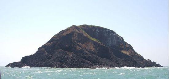 从香山半岛眺望,林进屿和南碇岛犹如一对姐妹岛,一前一后排列在海上.