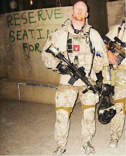 (身着标志性aor1迷彩作战服的devgru红队士兵)