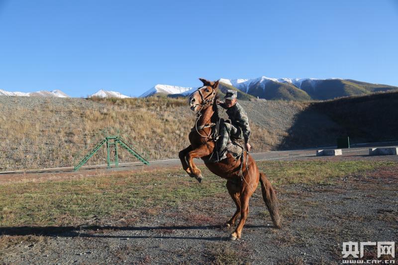 【网络媒体国防行】"西北第一哨"战士王鑫:军马是我生死之交的战友