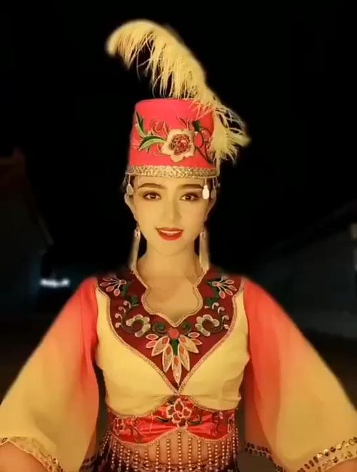 新疆哈萨克族小姐姐,美丽动人能歌善舞哦_布尔津米尔的家哈萨克族毡房