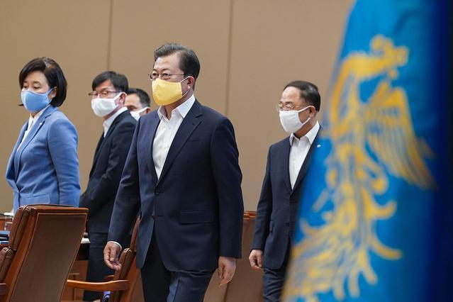 文在寅宣布向韩国七成家庭发钱:四口之家给100万韩元