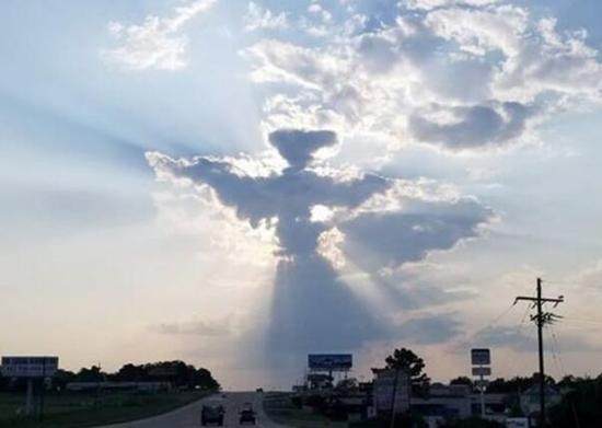 美国德州上空出现天使云被司机无意拍摄网友上帝的杰作