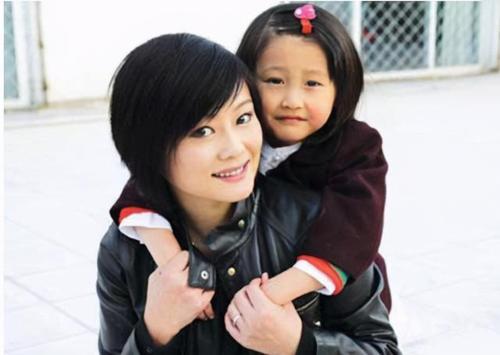 国家一级演员何静:一婚被绿,二婚被丈夫病态监视,今