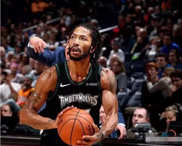 美国媒体晒出了一张罗斯拉起摔倒了的罗斯的图片!