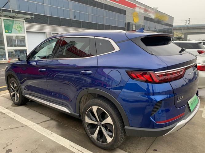 比亚迪宋plus dm-i到店,日蚀蓝颇为时尚,满油满电能跑