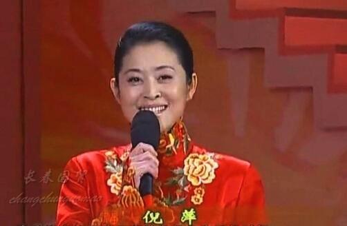 1990年进入央视后,开始主持王牌节目《综艺大观》,并因此娱乐 明星