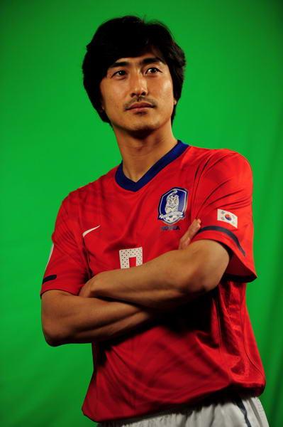 幻灯:韩国拍摄写真照 安贞焕面露微笑目光坚定