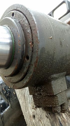 临工933油缸怎么拆有4颗小螺丝