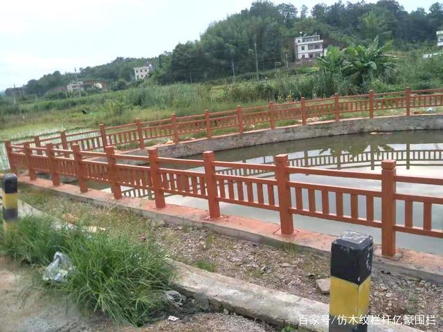 安徽芜湖水泥仿木栏杆多少钱一米?仿木护栏厂家价格款式如何选择