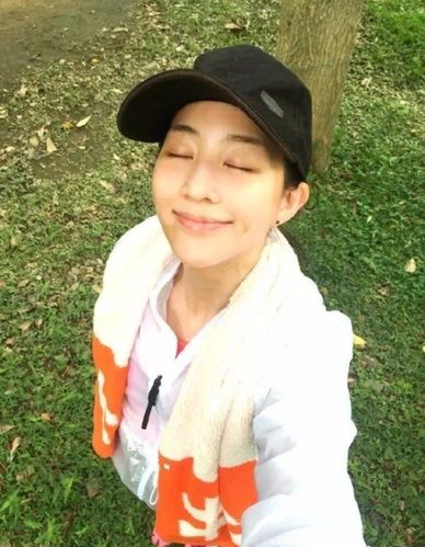 照片里的她几乎都是素颜出镜,皮肤真是好到爆棚,白皙水嫩没有什么大的