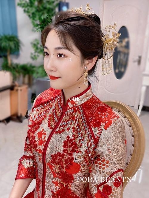 秀禾服,发型头顶饱满,留点小刘海修饰发际线,很减龄甜美,也不失端庄