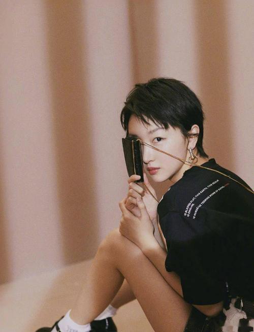 很多人一听超短发三个字,立马就联想到"假小子""攻气十足".