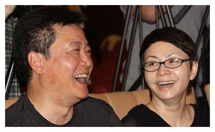 宋丹丹与65岁富豪老公罕见同框,热恋般如胶似漆,想再办婚礼一次