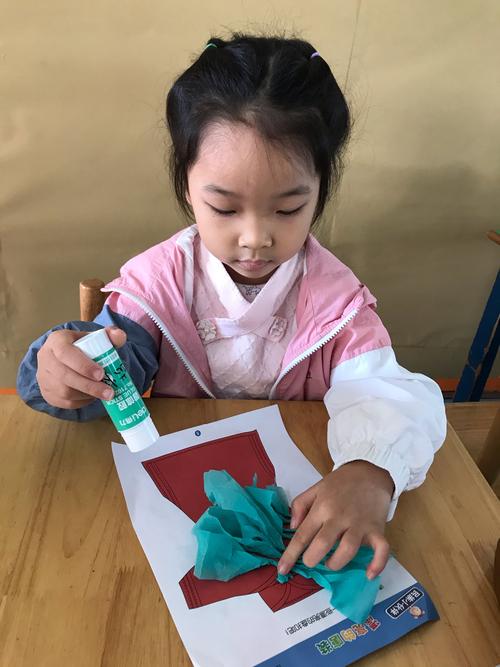培英科艺幼儿园a区苹果一班手工制作《漂亮的唐装》