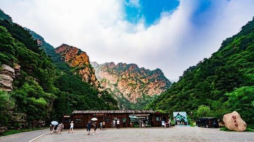 梨木台位于天津的最北端,与河北,北京交界,因此很多人选择自驾来此