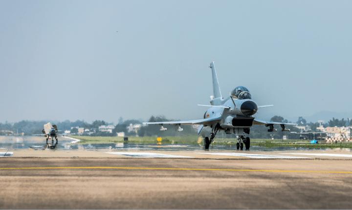 今天惠州上空飞过五架战斗机!