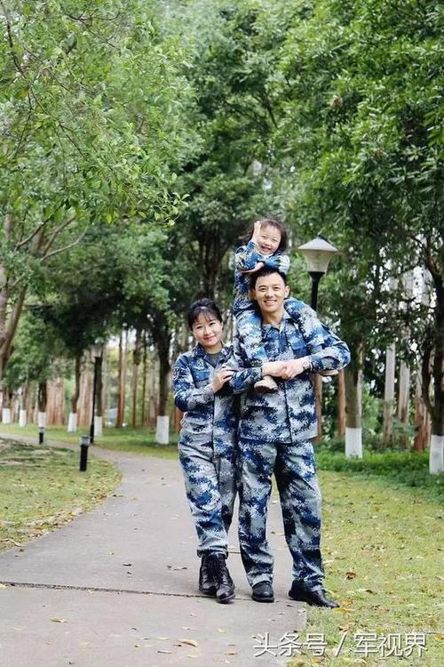 女军官军营里拍全家福,一样很美