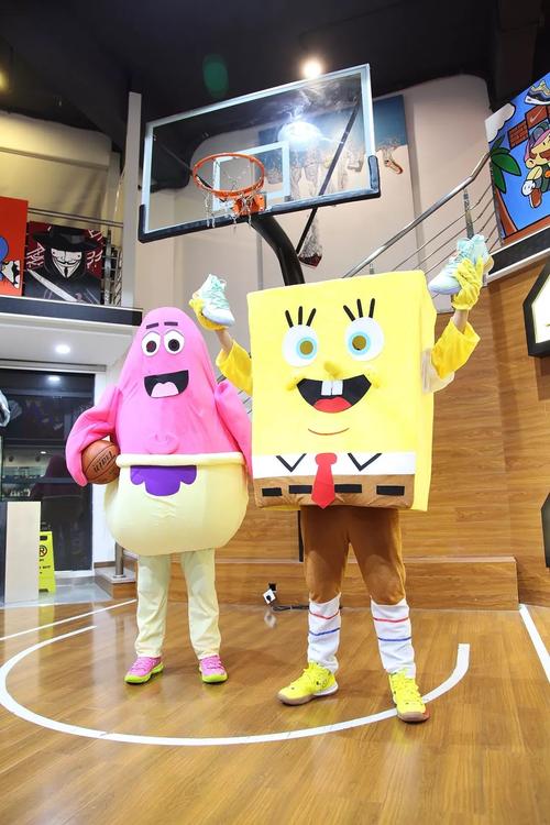 海绵宝宝和派大星亲自开箱它们的专属球鞋nikekyriexspongebobxh55